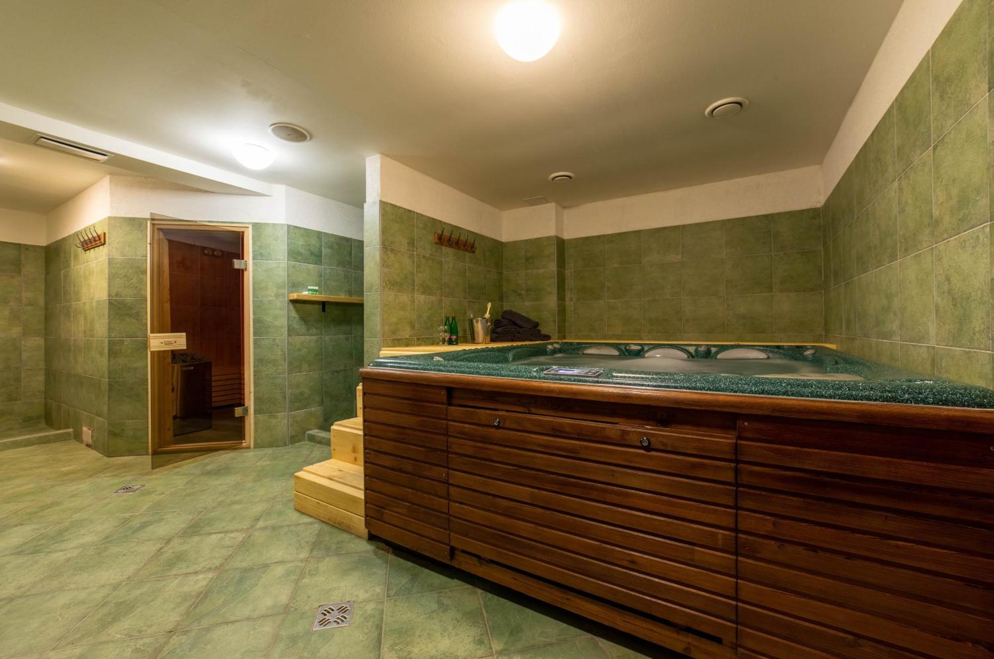 Hotel Liptov Holiday *** Liptovský Trnovec Esterno foto