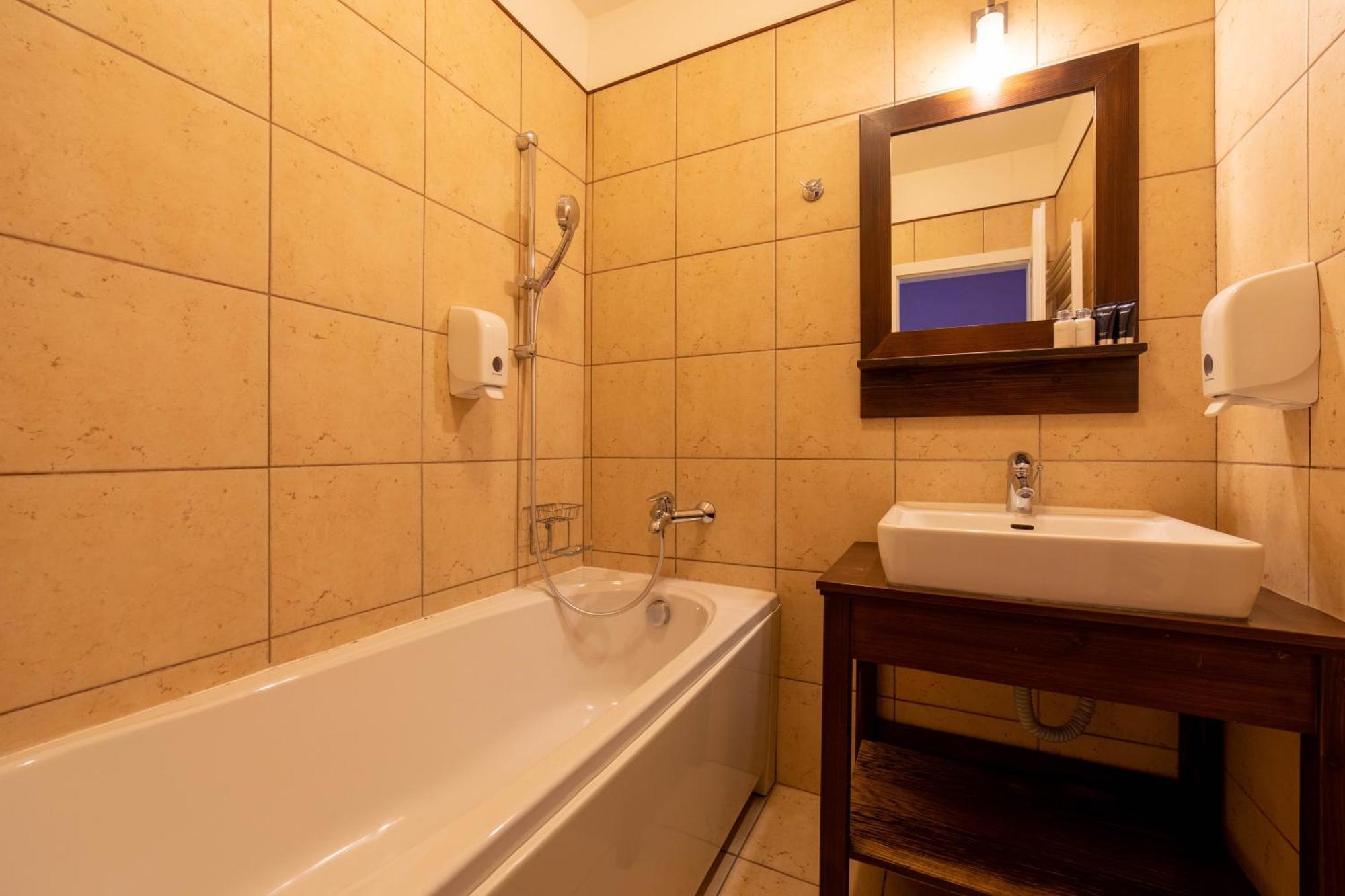Hotel Liptov Holiday *** Liptovský Trnovec Esterno foto